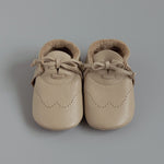 Load image into Gallery viewer, Milo Moccasin in Latte (size 6)
