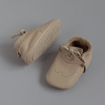 Load image into Gallery viewer, Milo Moccasin in Latte (size 6)
